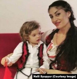 Nelli Syupyur sa sinom u albanskoj tradicionalnoj nošnji.