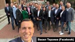 Васил Терзиев публикува снимка в страницата си във Фейсбук с кандидатите за районни кметове.