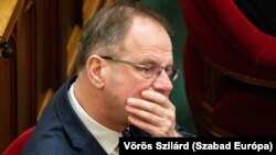 Navracsics Tibor területfejlesztési és uniós pénzekért felelős miniszter tűnődik. Fotó: Vörös Szilárd