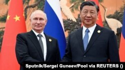 Ruski predsjednik Vladimir Putin rukuje se s kineskim predsjednikom Xi Jinpingom tokom sastanka na forumu Pojas i put u Pekingu, Kina, 18. oktobra 2023. 