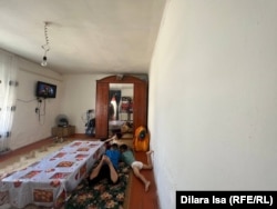 Gavhar Aibekova și cei trei copii ai săi locuiesc într-o casă dărăpănată de 25 de metri pătrați.