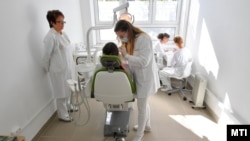 Fogászati vizsgálat Debrecenben, az Iskola-egészségügyi Ellátási Központ és Egészségfejlesztési Iroda új épületében 2019. október 11-én