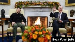 Președintele Ucrainei, Volodimir Zelenski (stânga) și președintele SUA, Joe Biden. Washington, 12 decembrie 2023