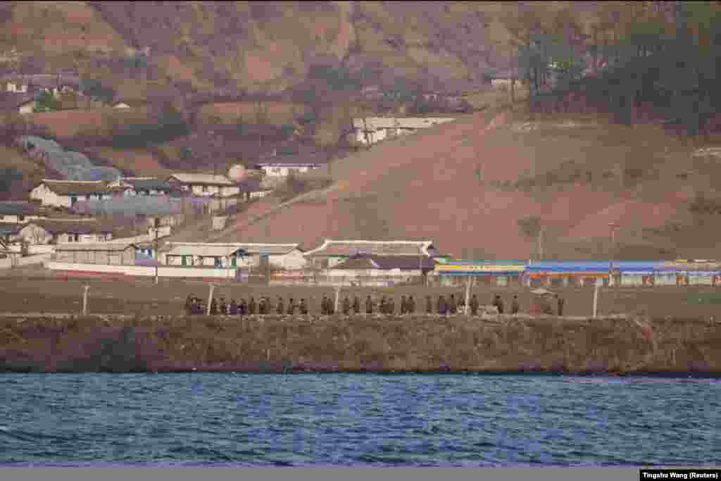 Burrat në një fushë në Sinuiju të Koresë së Veriut shihen nga Dandongu, provinca Liaoning, Kinë më 20 prill 2021.&nbsp;