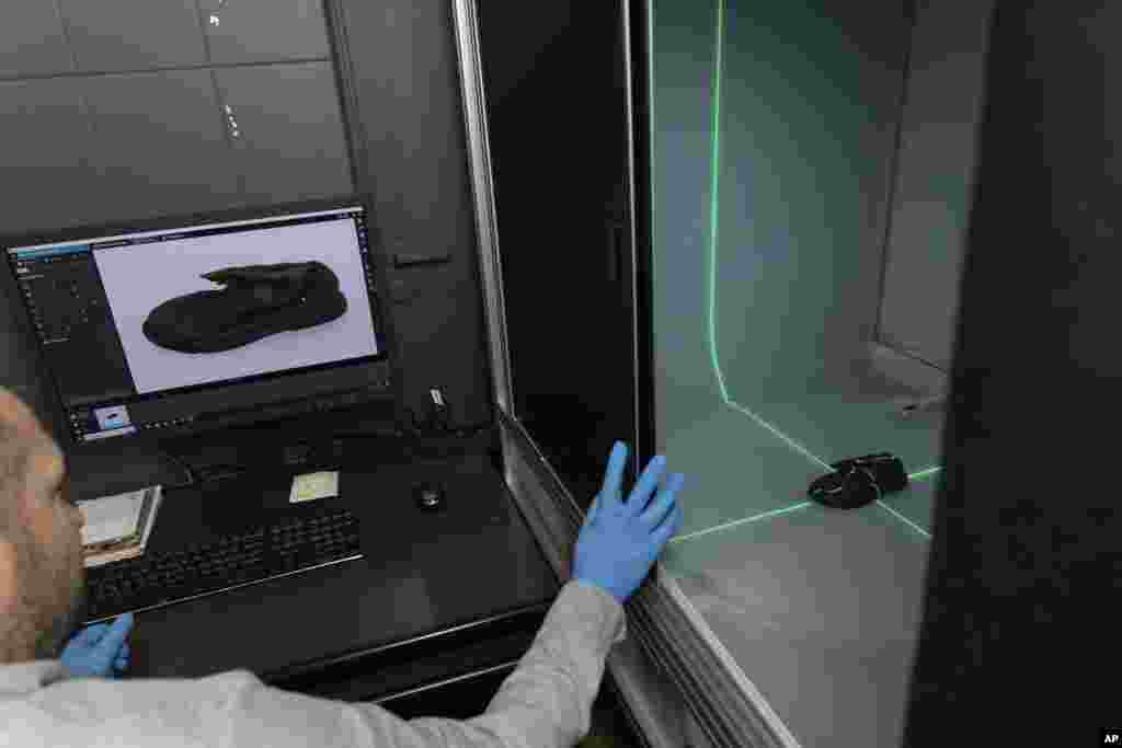 Cipele se zatim skeniraju i fotografiraju u susjednoj prostoriji i katalogiziraju u bazi podataka.