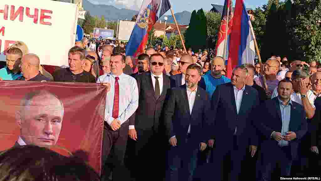 Ministar vanjske trgovine i ekonomskih odnosa BiH Staša Košarac (treći desno) i premijer RS Radovan Višković (drugi desno) na protestu u Istočnom Sarajevu.&nbsp;