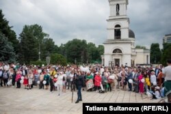 Participanții Marșului Familiei, organizat de socialiști, în scuarul Catedralei din Chișinău, 16 iunie 2024.