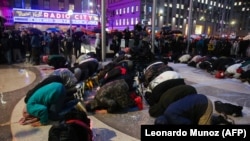 Manifestanții pro-palestinieni se roagă în afara Radio City Music Hall, unde președintele american Joe Biden participă la o strângere de fonduri pentru campania sa de realegere, în New York, pe 28 martie 2024.