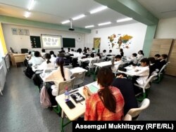 Астанадағы №85 мектеп-лицейде сабақта отырған оқушылар. 8 қыркүйек, 2023 жыл.