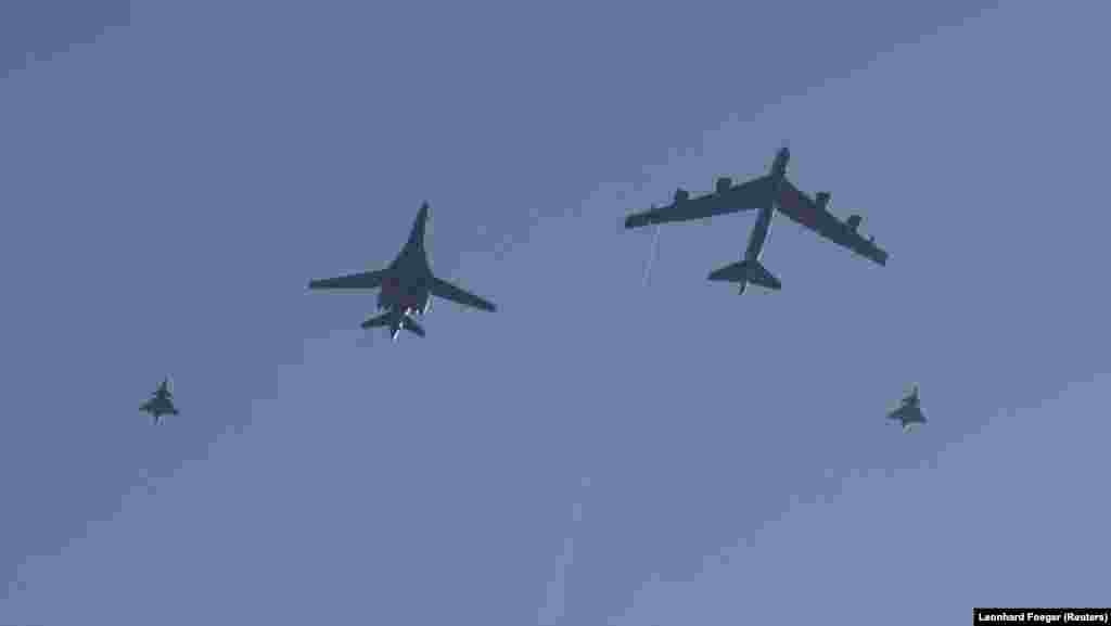 Američki Lancer (u sredini lijevo) i Stratofortress (u sredini desno) u pratnji dva švedska borbena aviona Gripen lete iznad Stokholma, 6. marta. Let iznad glavnog grada Švedske bio je dio zajedničke vježbe američke i švedske vojske. &nbsp;