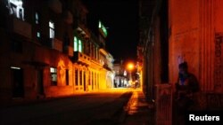 U nekim područjima ljudi su bez struje i 18 sati dnevno. (Foto: Žena koristi mobilni telefon u centru Havane, Kuba, 17. mart 2024.)