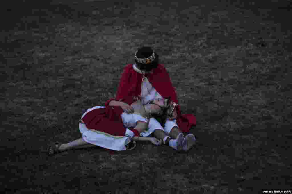 Një çift i veshur me kostume romake gjatë performancës së tyre në kuadër të festivalit Ulpiana Fest.&nbsp;