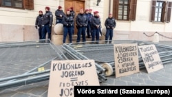 Hadházy Ákos és a Momentum képviselői 2023. április 5-én kordont bontottak a Karmelita kolostornál