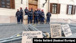 Az április 5-i kordonbontás