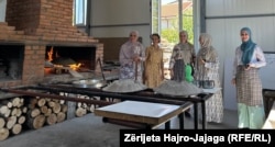 Pesë nga shtatë motrat në punëtorinë e tyre.