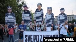 Jedan od transparenata 16. po redu protesta "Srbija protiv nasilja", Beograd, 19. avgust 2023.