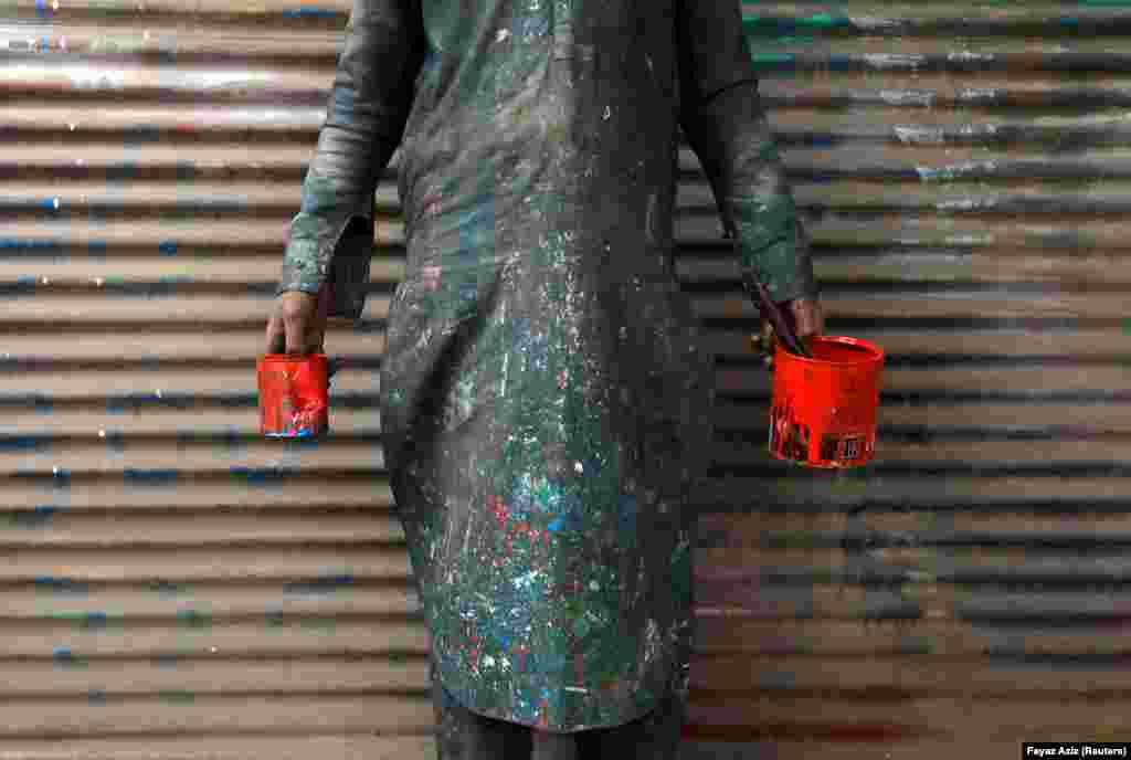 Za mlade slikare, kao što je Fajaz Kan (16), budućnost ne izgleda tako svijetla kao crvena boja koju je nedavno koristio za oslikavanje kamiona.