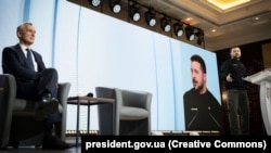 Președintele Ucrainei, Volodimir Zelenski (d) și secretarul general al NATO, Jens Stoltenberg, la Kiev, aprilie 2023