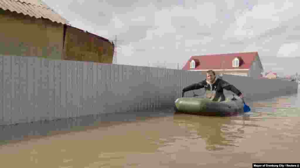 Jedan od učesnika akcije spašavanja i evakuacije u Orsku, 9. aprila 2024.