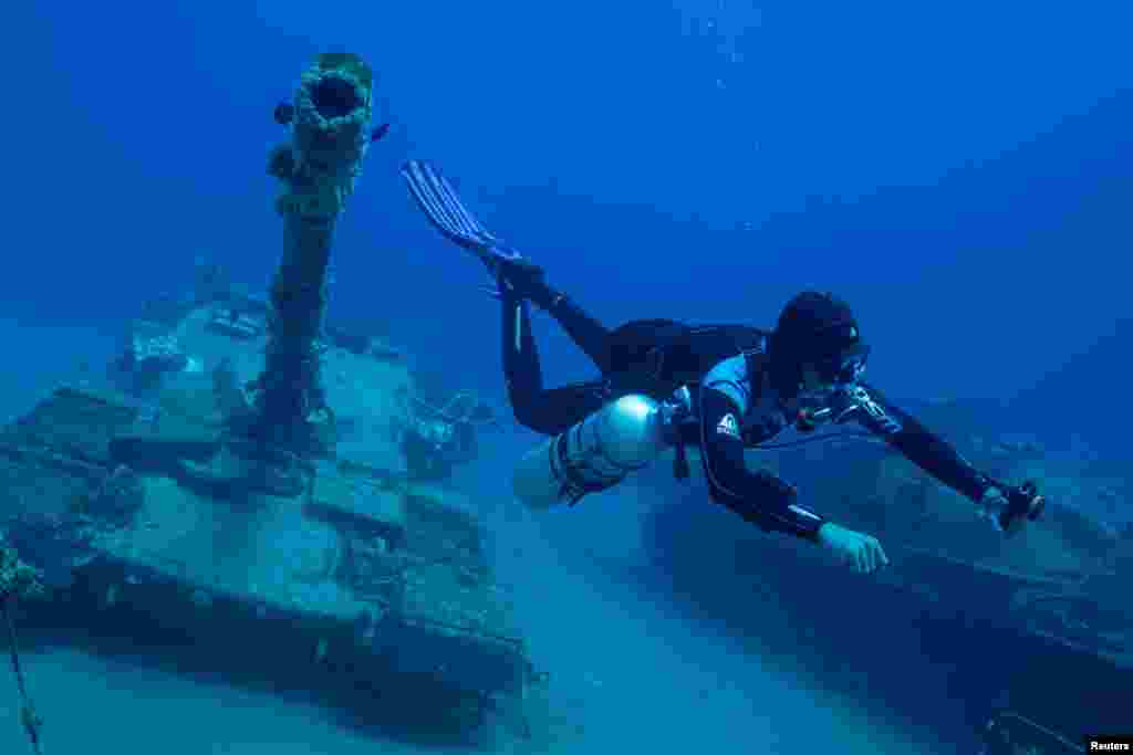 Akaba, luka u Crvenom moru u Jordanu, dom je tenkova, artiljerije, vojnih helikoptera i aviona, ali na dnu mora. Ovo je jedinstveni vojni muzej u svijetu, a napravio ga je kralj Jordana, Abdulah II. Zabilježeno: 7. maja 2024.