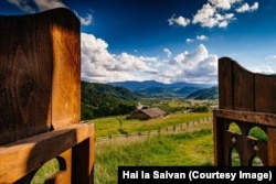 „Fiind mai mereu obosiți și stresați, nicodată nu ni s-a întâmplat să ne deconectăm și să ne relaxăm instantaneu pe undeva. Locul are energie bună și transformă. Asta căutam și din acest motiv vom reveni”, au scris Radu și Mădălina, despre experiența de la Saivan.