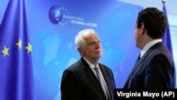Kryediplomati i Bashkimit Evropian, Josep Borrell (majtas), dhe kryeministri i Kosovës, Albin Kurti, para takimit në Bruksel, më 26 qershor 2024.