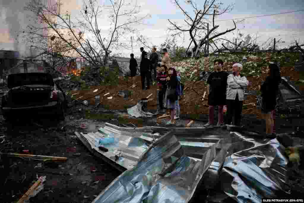 Helyiek a legutóbbi kijevi rakétatámadás helyszínén. Az ukrán légierő közölte, hogy a negyvenhárom cirkálórakéta közül harminchatot elfogott