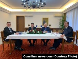 Kryeministri i Kosovës, Albin Kurti dhe presidenti serb Aleksandar Vuçiq në njërin prej takimeve në kuadër të dialogut, nën ndërmjetësim të ish-kryediplomatit, Josep Borell, dhe Mirosllav Lajçakut, i dërguar evropian për dialogun deri më 31 janar 2025.