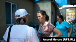 Recenzoarea Ludmila Ciornîi, în timpul interviului, într-o gospodărie din Copanca, Căușeni