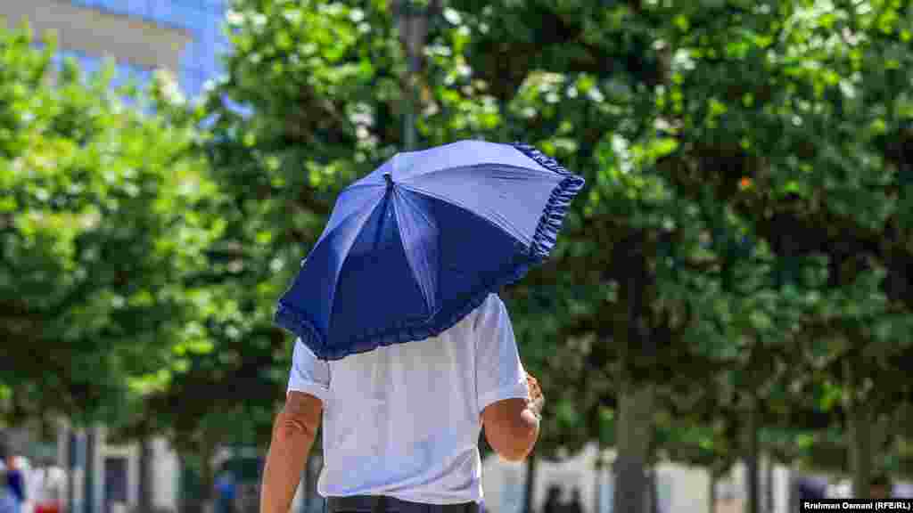  Ministarstvo zdravlja Kosova je upozorilo na opasnost od toplotnog udara, pa je preporučilo da se osobe sa hroničnim bolestima ne izlažu suncu u periodu od 10 do 17 časova &nbsp; &nbsp; 