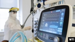 Ápoló beteget lát el a Jósa András Oktatókórház Covid intenzív osztályán Nyíregyházán 2020. november 25-én