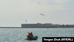 სათევზაო ნავი "პუტინი" სევასტოპოლის ყურეში. ჰაერში ორი მოიერიშე ვერტმფრენი. საარქივო ფოტო