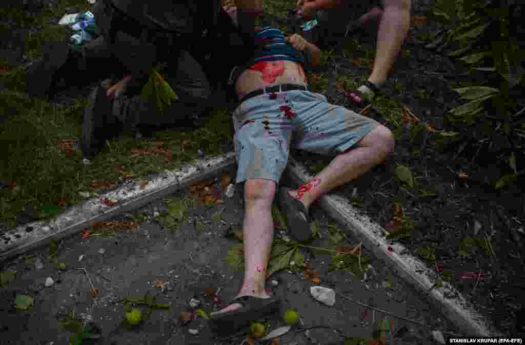 Polițiștii încearcă să mențină în viață un bărbat grav rănit în urma unui atac cu rachete rusești asupra unei zone de locuințe civile din Pokrovsk, pe 7 august. Ministrul ucrainean de interne, Ihor Klimenko, a declarat pe 8 august: &bdquo;Reluăm îndepărtarea molozului. Noaptea, am fost nevoiți să suspendăm activitatea din cauza amenințării ridicate de bombardamente repetate&quot;.