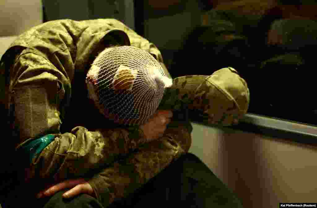 Povređeni ukrajinski vojnik čeka transfer. &nbsp;