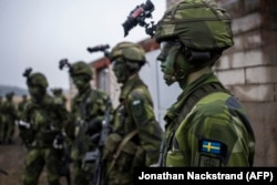 Шведски войници по време на военно учение край Стокхолм на 27 февруари.