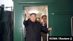 Vođa Sjeverne Koreje Kim Jong Un maše pred ukrcavanje na privatni voz na putu za Rusiju, Pjongjang, 10. septembar 2023.