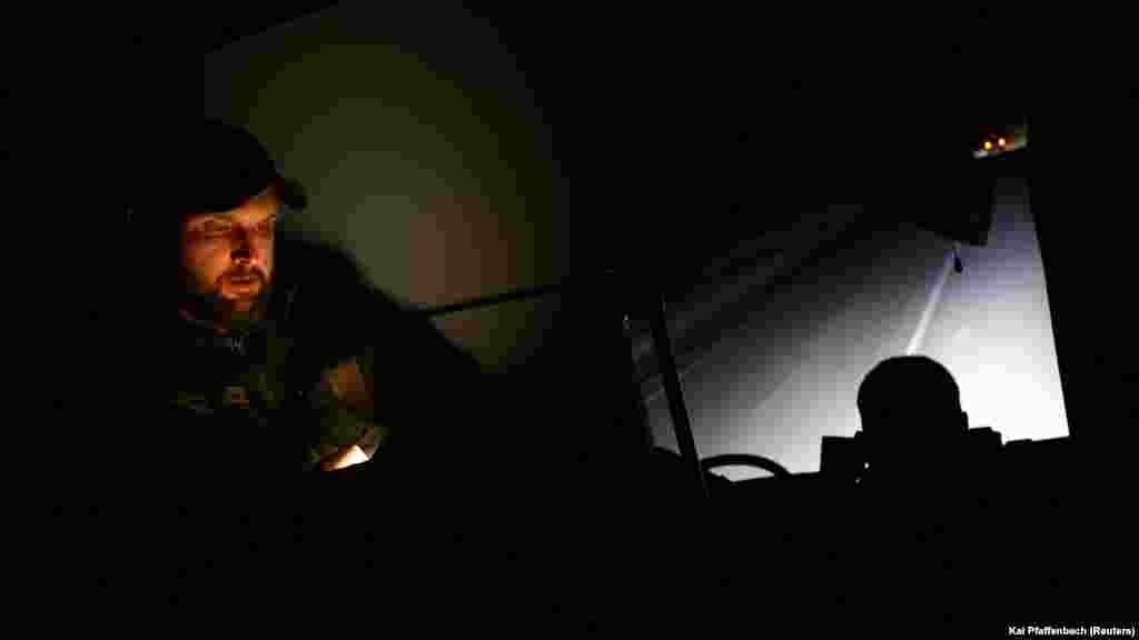 Tokom putovanja, medicinski tim stabilizuje najteže slučajeve dok komuniciraju sa bolnicom u Dnjepru kako bi se pripremili za njihov dolazak. &nbsp;