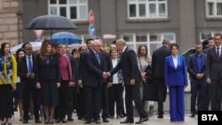 Церемония по издигане на знамето на ЕС пред президентството в София, 9 май 2024 г. На снимката са вицепрезидентката Илияна Йотова, служебният премиер Димитър Главчев, президентът Румен Радев, зам.-председателката на парламента Росица Кирова и кметът на София Васил Терзиев.