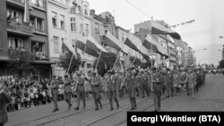 Откриване на 9-ия Световен фестивал на младежта и студентите в София, 28 юли 1968 г. Участниците от различни страни дефилират по улиците на столицата. Снимка от архива на БТА.