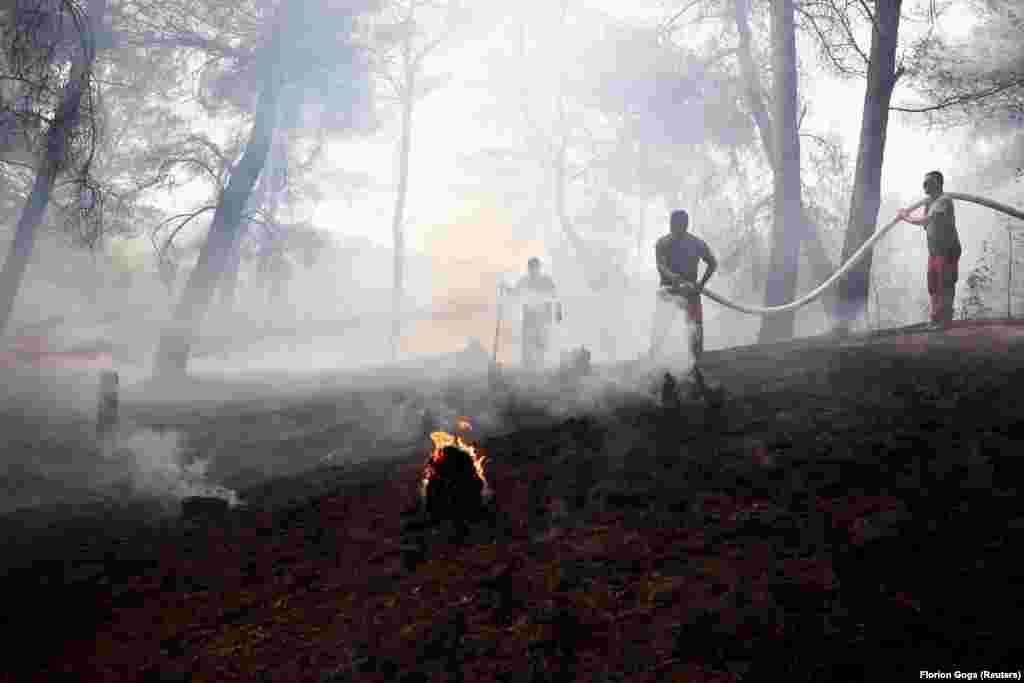 Zjarrfikësit duke luftuar me flakët pranë Cakranit.