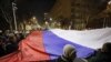 Руско знаме беше разпънато на крайнодесния протест в Белград срещу правителствените рафтове в Косово на 15 февруари.