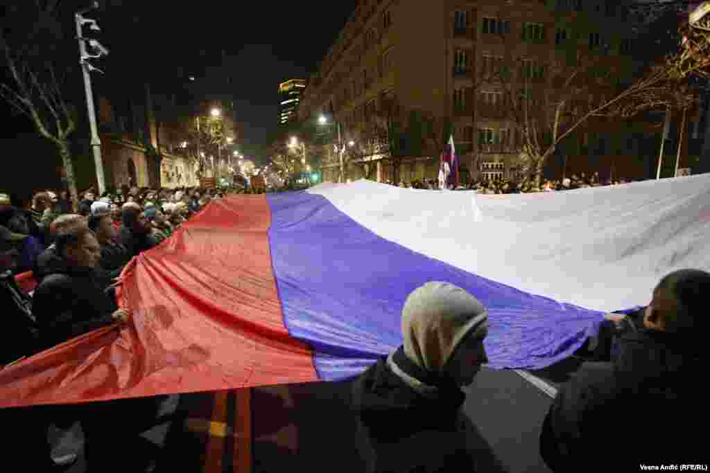 Ruska zastava na protestu krajnje desnice u Beogradu zbog vladine politike prema Kosovu, 15. februar 2023.