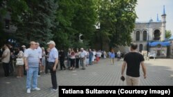 Coadă de câteva zeci de metri în fața Liceului Gheorghe Asachi din capitala R. Moldova, Chișinău