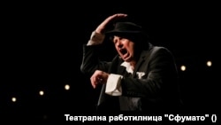 В една от ролите по време на представлението.