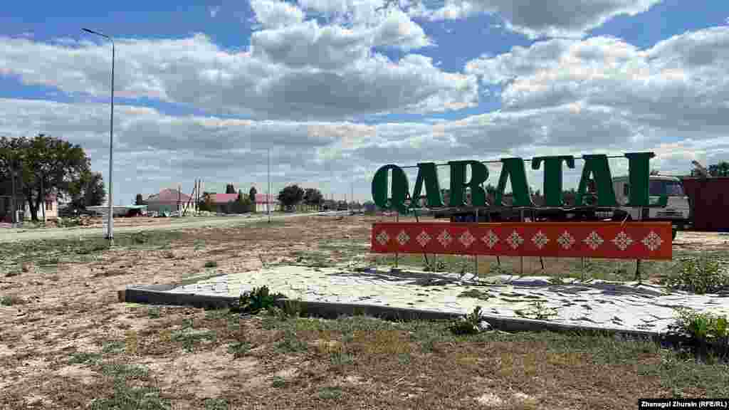 Nakon što su im uništene kuće i bez sredstva za život, mnoge mlade porodice su napustile selo Karatal, smješteno u okrugu Ojil regije Aktobe. U selu su ostali uglavnom stariji mještani koji se brinu za životinje dok pokušavaju ponovno izgraditi svoje živote.