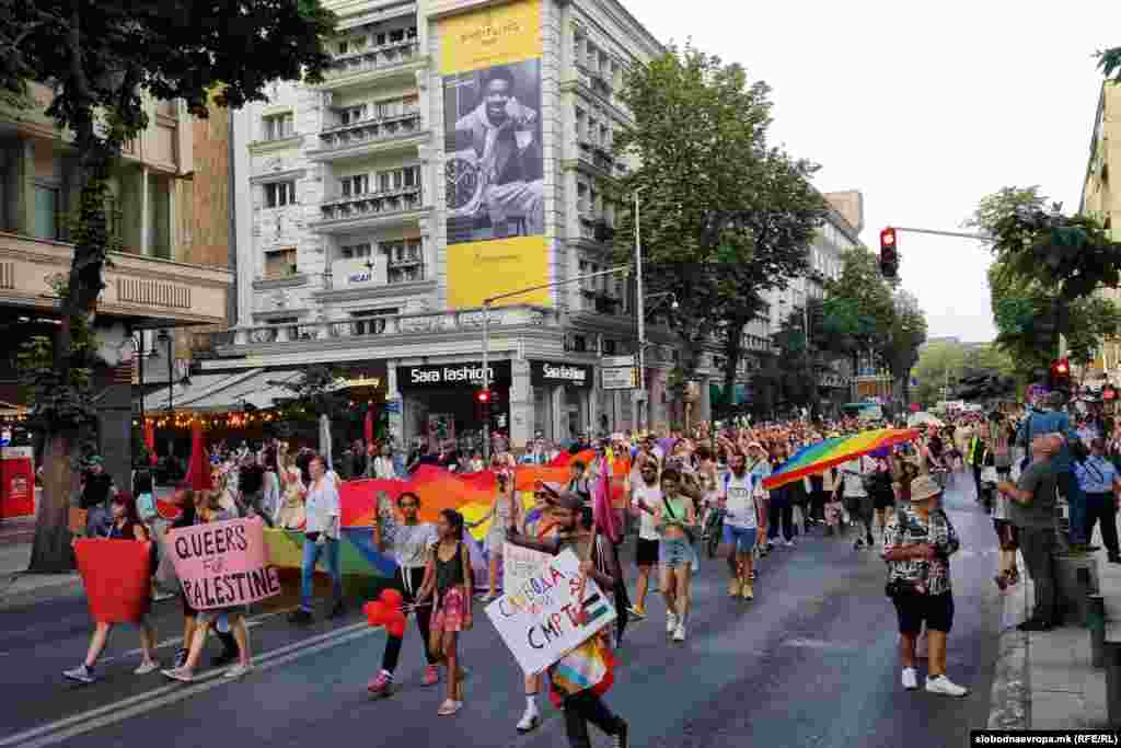 &bdquo;Слобода или смрт&ldquo;, &bdquo;Квирови за Палестина&ldquo; се само дел од другите транспаренти кои можеа да се забележат во годинешната Парада.&nbsp;