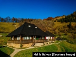 Cele trei case de lemn strămutate, care datează din 1910, 1920, respectiv 1930.