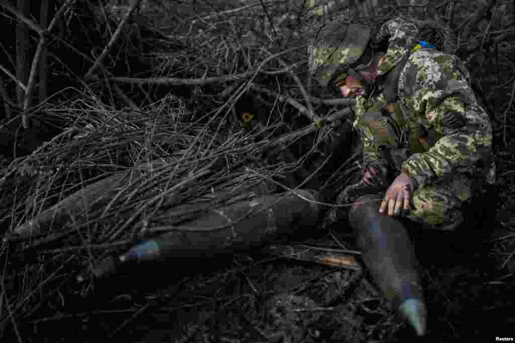 Un soldat ucrainean se pregătește să lanseze un proiectil de artilerie de 155 mm. Kievul a promis că va recuceri toate teritoriile ocupate de Rusia, inclusiv Peninsula Crimeea, pe care Kremlinul a anexat-o ilegal de la Ucraina în 2014.&nbsp;REUTERS/Viacheslav Ratynskyi