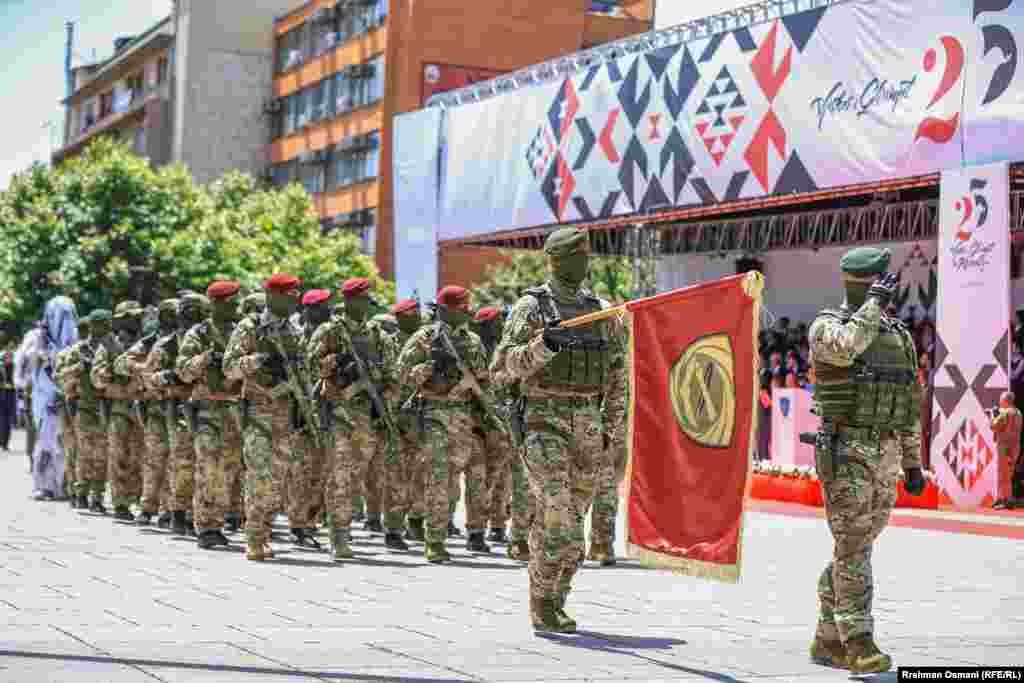 Njëri prej njësiteve të FSK-së duke parakaluar në sheshin e kryeqytetit për nder të Ditës së Çlirimit të Kosovës,&nbsp;12 qershor 2024.