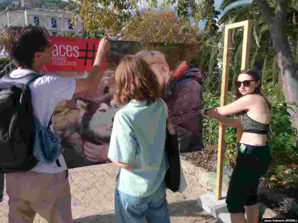 Ruskinja Ana, koja je iz Moskve doselila u Budvu, kaže da je važno da izložbu pogleda što više ljudi iz Crne Gore. &quot;Jer, ne samo u Crnoj Gori, nego u većini evropskih država se ne zna za mnoge u Rusiji koji su zatvorom platili slobodu govora. Možda znaju za Navaljnog, ali u Rusiji ima jako puno ljudi koji su osuđeni zbog antiratnog stava ili protivljenja Putinovoj politici&quot;, kaže za RSE ova dvadesetčetvorogodišnja Ruskinja.